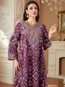 Eleganter dunkelvioletter Kaftan mit weißem Geometriedruck und bunten Stickereien für Damen