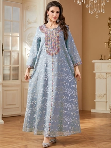 Robe longue élégante bleu clair à manches longues avec broderies et motifs géométriques