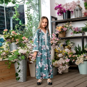 Robe kaftan élégante verte à fleurs pour filles avec bordure en dentelle blanche et col en V