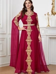 Exquisite Goldspitzenstickerei und Edelsteindetails auf einem burgunderroten Kaftan-Kleid
