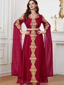 Detailansicht der goldenen Stickerei und Steinbesatz auf einem roten Kaftan-Abendkleid
