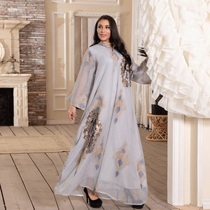 Elegantes graues bodenlanges Abendkleid mit schimmernden Pailletten-Aufnähern und Stickerei
