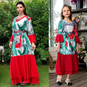 Détails des robes bohèmes mère et fille avec imprimé feuilles et volants rouges superposés