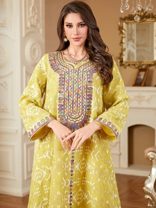 Robe longue kaftan bohème jaune élégante avec motifs géométriques et broderies florales