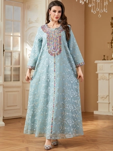 Robe caftan bleu clair brodée avec motifs géométriques blancs et paillettes ethniques