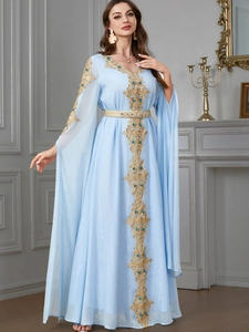 Details des hellblauen Kaftankleids mit Goldstickerei und blauen Edelsteinakzenten