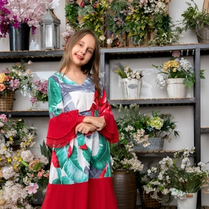 Robe filles à manches longues imprimé tropical avec volants rouges dans un décor fleuri