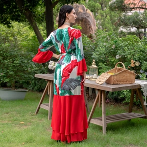 Détail d'une robe longue à imprimé tropical, volants rouges étagés et manches cloche