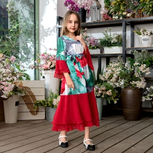 Robe enfant rouge à imprimé tropical en mousseline avec manches volantées et jupe à étages