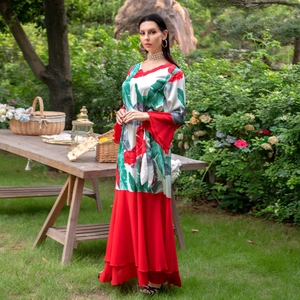 Détail d'une robe maxi à imprimé tropical floral et manches évasées rouges pour vacances