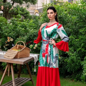 Détail de robe imprimé tropical avec manches évasées et ourlet rouge contrasté