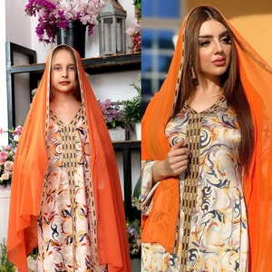 Détail d'un ensemble abaya imprimé avec encolure perlée et châle en mousseline orange chic