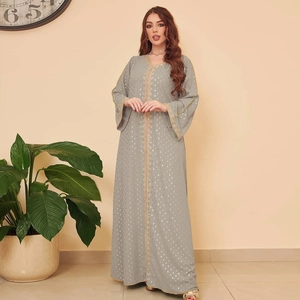 Elegantes graues langes Kleid mit goldenen Pailletten und bestickter Verzierung