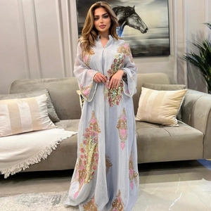Elegantes hellblaues langes Abaya-Kleid mit aufwendiger rosa und goldener Paillettenstickerei