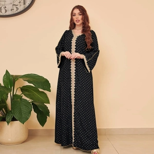 Detail der Goldspitze und Stickerei auf schwarzem Langarm-Abaya-Kleid