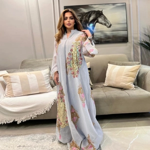 Eleganter hellblauer Pailletten-Kaftan Abendkleid mit aufwendiger Stickerei