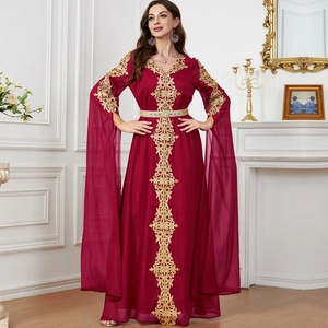 Elegantes bordeauxrotes Kaftan-Maxikleid mit luxuriöser Goldstickerei und langen Ärmeln
