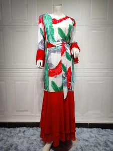 Détail d'une robe pour femmes avec imprimé de feuilles tropicales et ourlet en mousseline