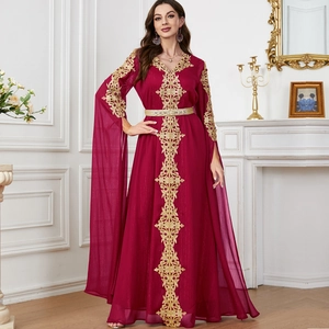 Elegantes burgunderfarbenes Kaftankleid mit goldener Stickerei und Schlitzärmeln