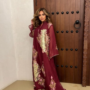 Eleganter weinroter Kaftan Abendkleid mit Goldpailletten und rosa Blumenstickerei