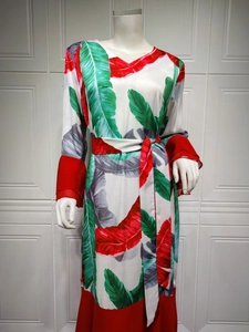 Détail de la robe longue à imprimé tropical avec manches cloches rouges et col en V