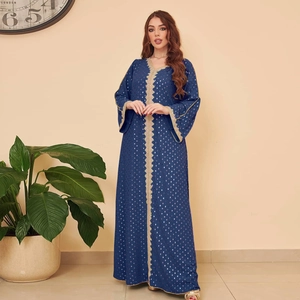 Ganzkörperansicht eines blauen langärmeligen Abaya-Kleides mit goldener Bronzierung