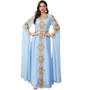 Elegantes hellblaues Kaftan-Kleid mit Goldstickerei und Gürtel für Damen aus dem Orient