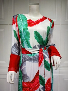 Robe longue tropicale à col en V avec poignets à volants rouges et ceinture assortie