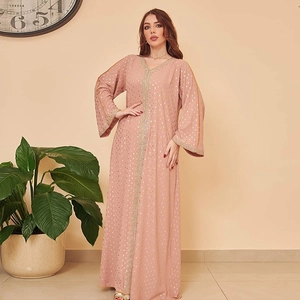 Detail des rosa Kaftan-Kleids mit goldenen Punkten und feiner Goldspitzen-Stickerei