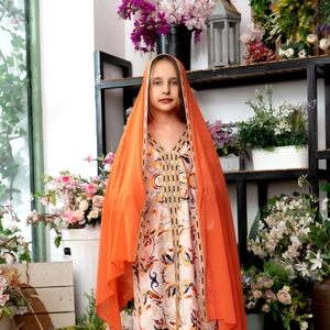 Détail d'une Abaya pour fille avec broderie de paillettes et motifs floraux orange