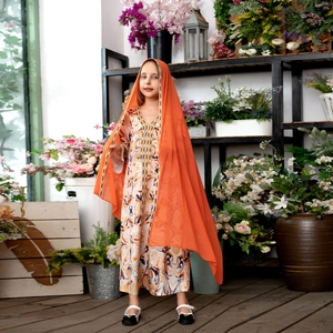 Fille en Abaya crème à fleurs avec hijab brodé d'or dans un décor de boutique de fleurs