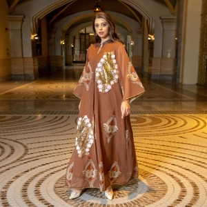 Elegantes braunes Kaftan-Abendkleid mit Goldpailletten und weißer Blumenstickerei
