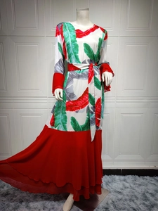 Détail de robe à imprimé floral avec ourlet en mousseline rouge et ceinture assortie