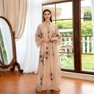 Elegante langärmelige Abendrobe mit floraler Stickerei und funkelnden Pailletten.