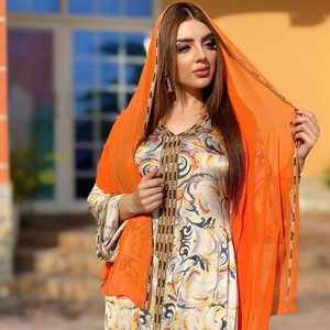 Vue détaillée de l'abaya à motif paisley avec bordure pailletée et hijab orange