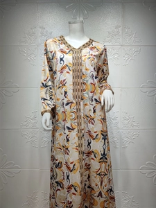 Broderie de perles complexe sur le décolleté et tissu imprimé de la robe longue caftan