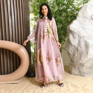 Elegantes malvenfarbenes Abendkleid mit goldenen Pailletten und floralen Stickereidetails
