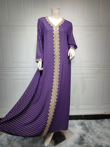 Detail der lila Abaya mit Goldfolienmustern und aufwendiger ethnischer Stickerei am Saum