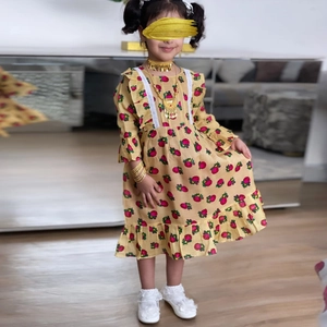 Robe jaune à fleurs pour enfant avec manches longues, dentelle blanche et volants