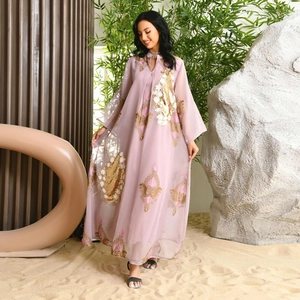 Elegantes malvenfarbenes Maxikleid mit aufwendigen Goldpailletten und Stickereien