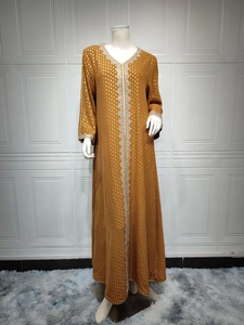 Detail von V-Ausschnitt Stickerei und Goldpunktmuster auf einem bronzenen Kaftan-Kleid