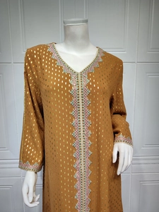 V-Ausschnitt-Stickerei und Goldfolien-Blumendruck auf einem braunen Kaftan-Kleid
