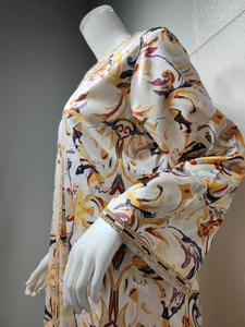 Détail d'abaya à imprimé baroque avec bordures dorées et tissu au fini satiné