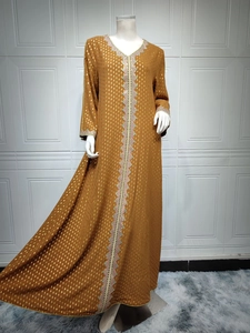 Detail der karamellfarbenen Abaya mit Goldfolien-Akzenten und bunten Wellen-Stickereien
