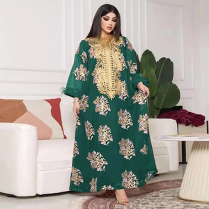 Kaftan élégant vert foncé avec broderie florale dorée et plumes au bord des manches