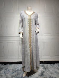 Detail der Goldprägungen und Stickereien am hellblauen Kaftankleid für Damen