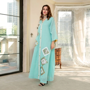 Robe kaftan bleu clair élégante avec broderie pailletée et boutons dorés chics