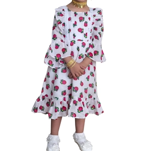 Robe blanche élégante pour fille avec imprimé roses rouges et manches évasées