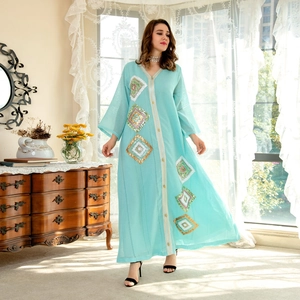 Détail d'un caftan bleu clair avec broderies de losanges complexes en paillettes