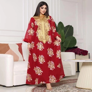 Broderie détaillée et bordure en plumes d'autruche sur une robe kaftan rouge luxe